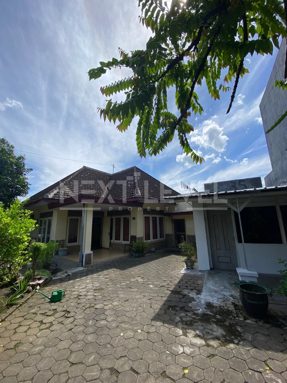 RUMAH LUAS & STRATEGIS DI JL. MAHAKAM MALANG