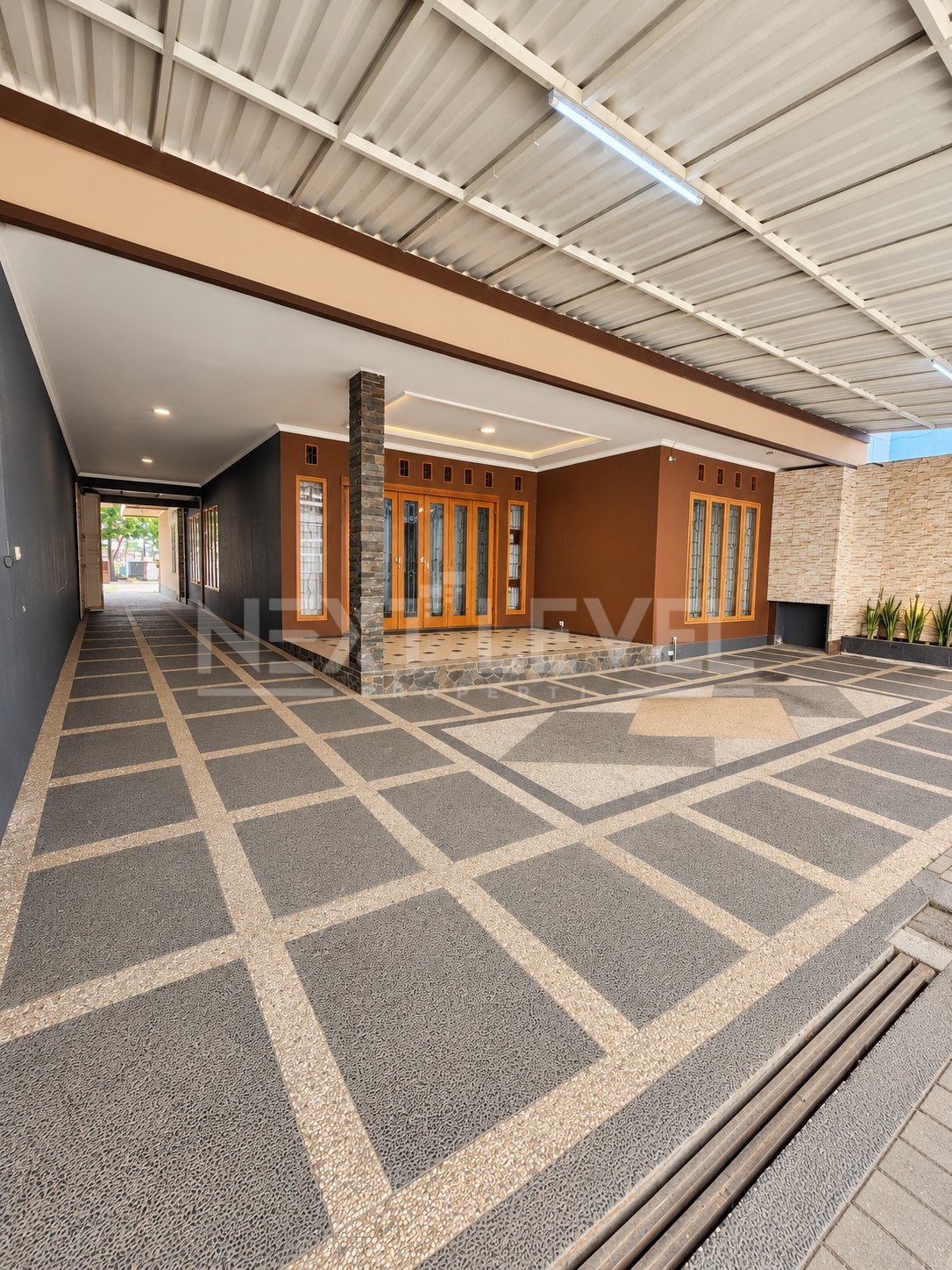 DISEWAKAN RUMAH LUAS & NYAMAN + BANGUNAN SERBAGUNA 2 LANTAI | LT 965 M²
