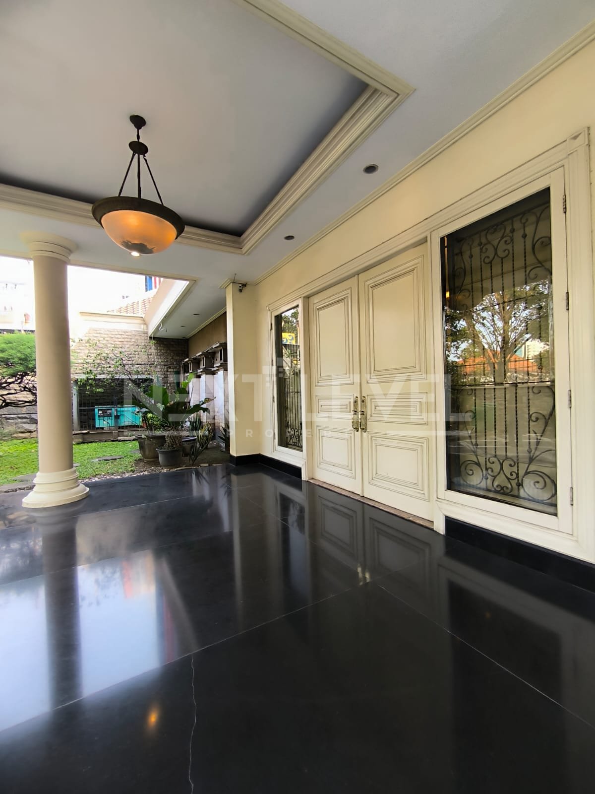 Lokasi Top! Cocok untuk kantor, spa, klinik kecantikan, cafe, dll Disewakan Rumah Di 0 Raya Arjuna, Surabaya Pusat 