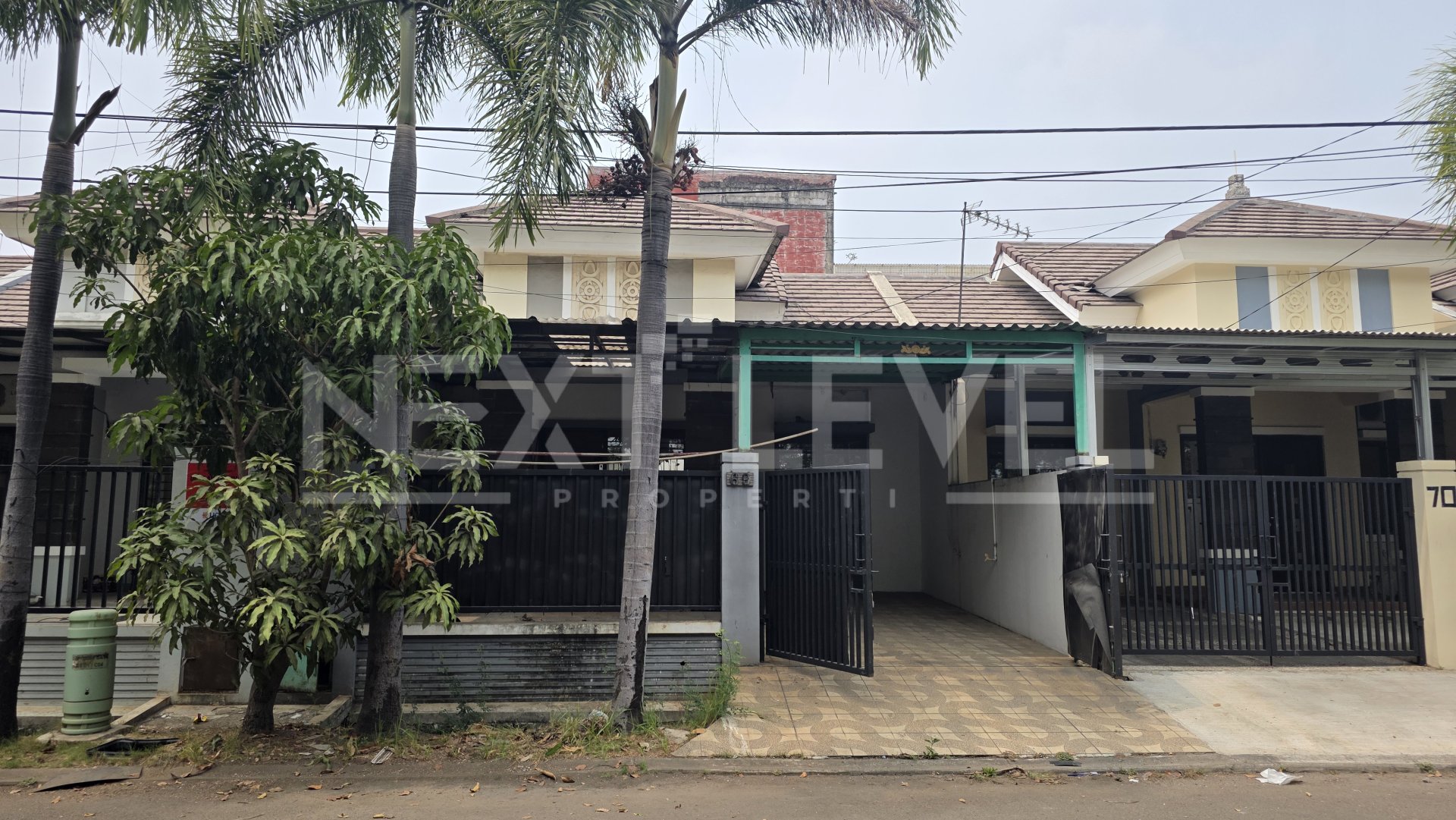rumah depan taman di cluster aralia harapan indah