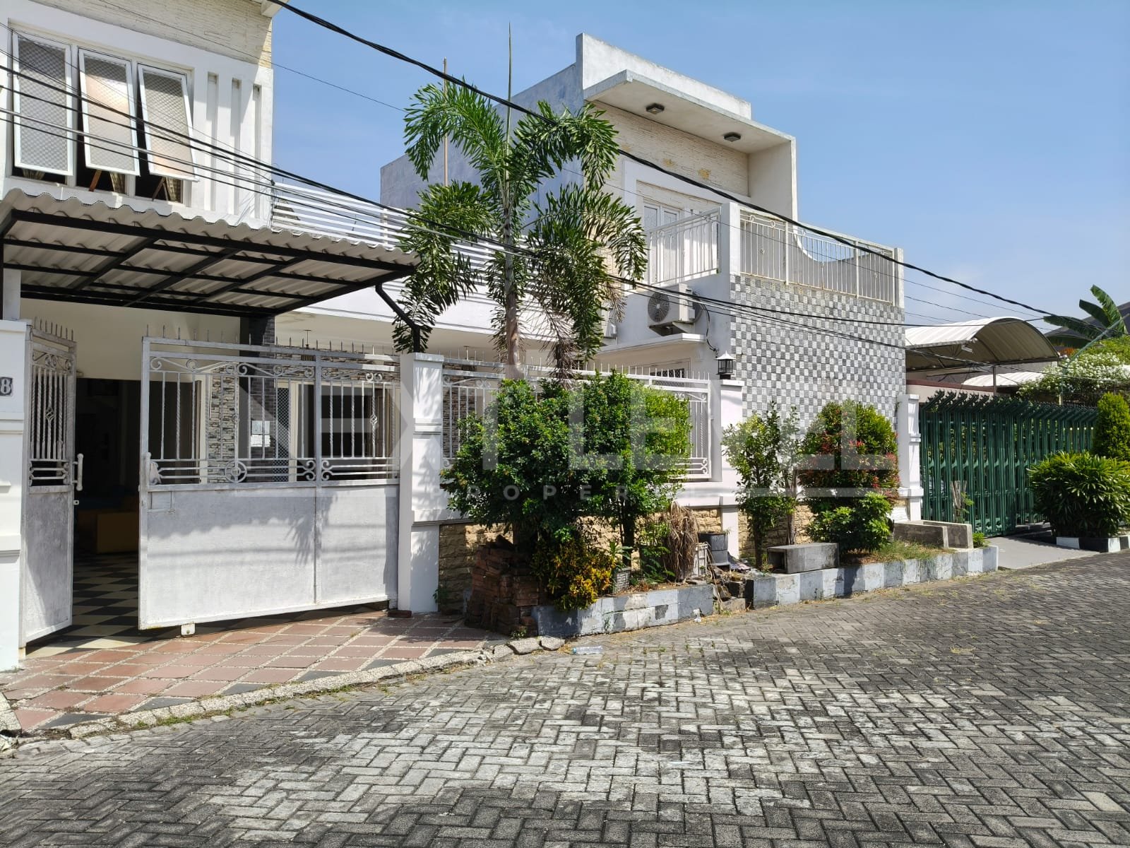 Dijual CEPAT dan MURAH Rumah Usaha Semi Furnished berlokasi strategis - Surabaya Timur