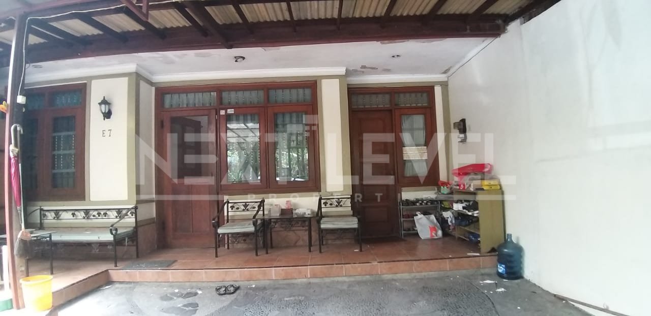 Jual Rumah depan taman di Villa Bukit Mas