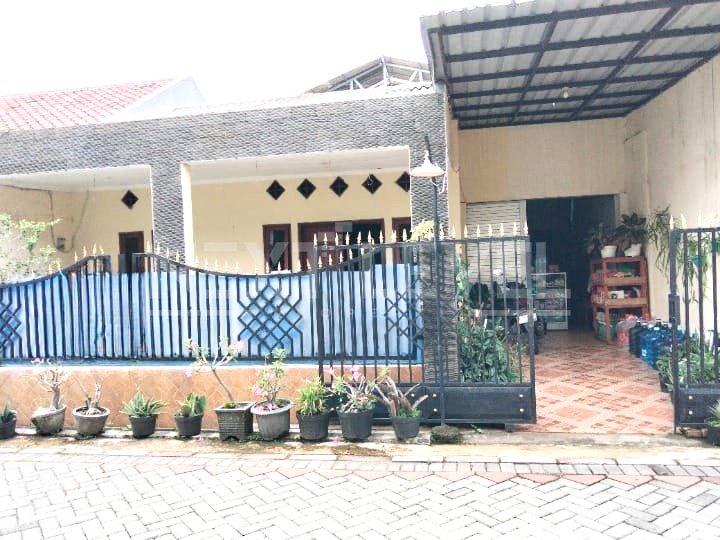 Rumah yang luas, tenang, dan siap huni di Perumahan Pondok Manggala, Wiyung Surabaya