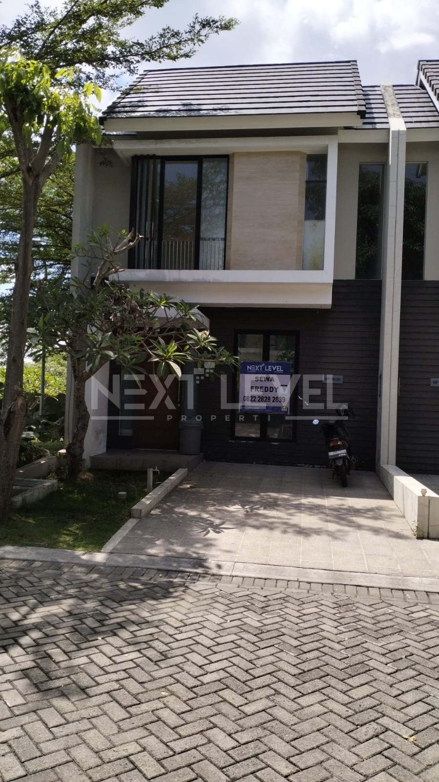 Rumah disewakan di North West Lake Citraland Surabaya