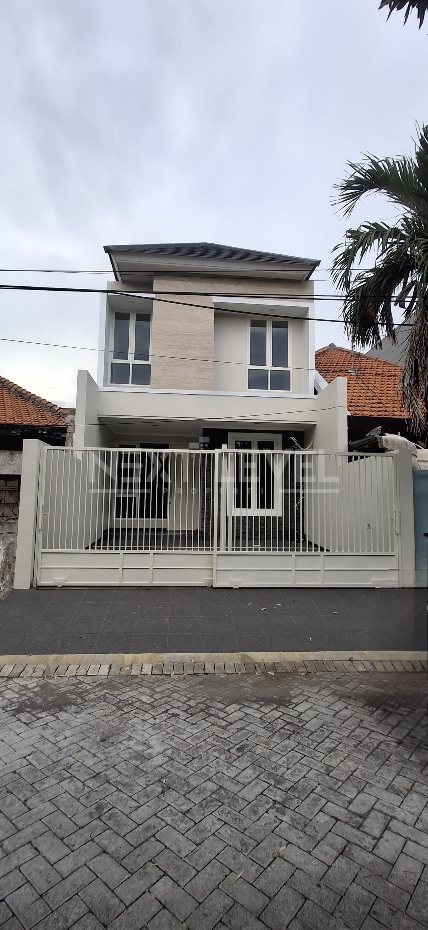 Rumah Manyar Tirtoasri Minimalis Modern dekat Petra Manyar Dan Mall