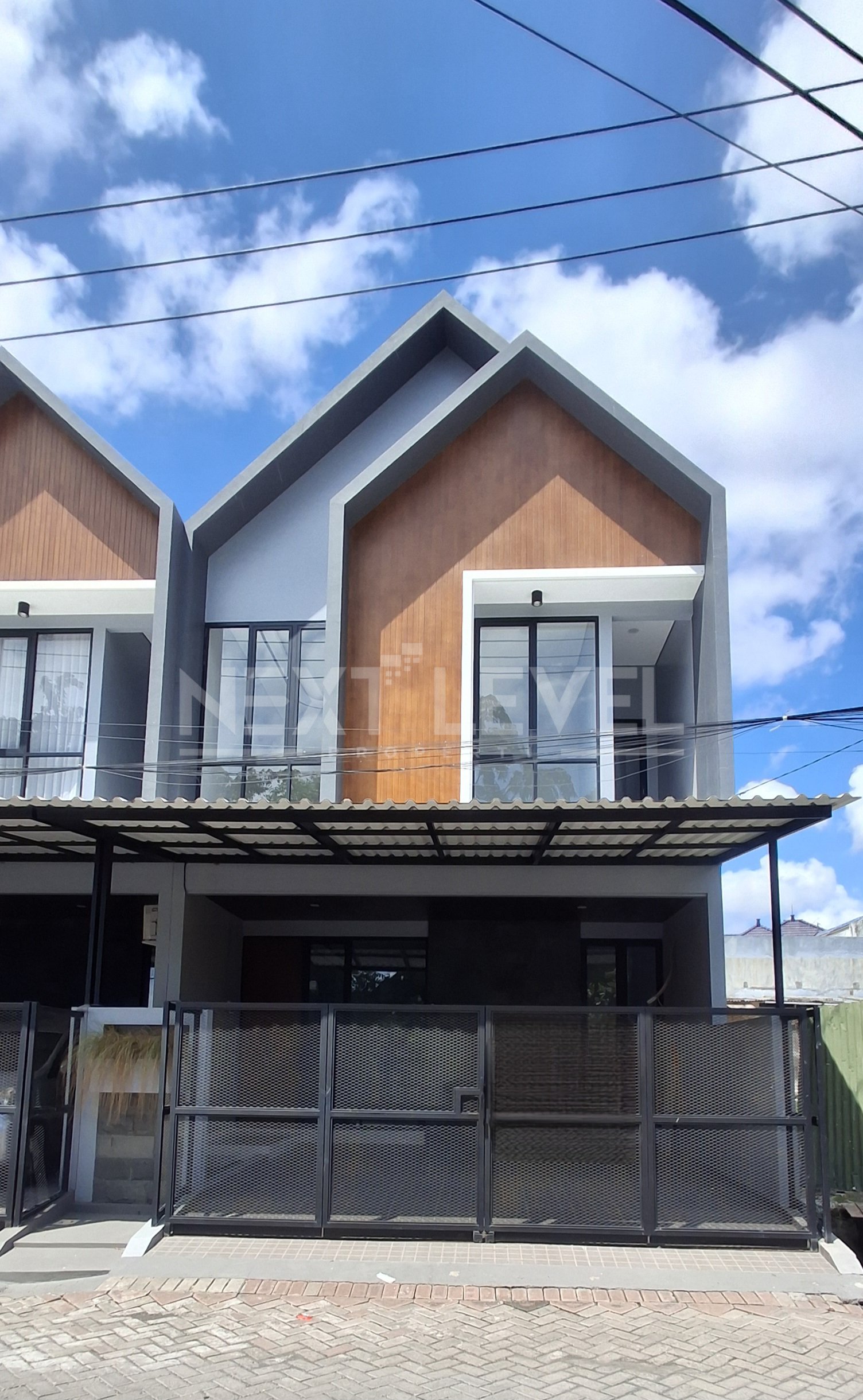 Rumah Modern Baru Manyar Tirtoyoso Utara Surabaya, Lokasi Tengah Kota dekat Mall dan area kuliner