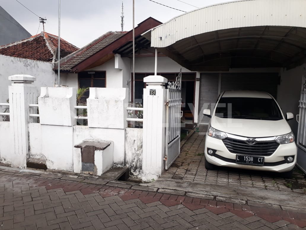 Dijual rumah di semolowaru utara
