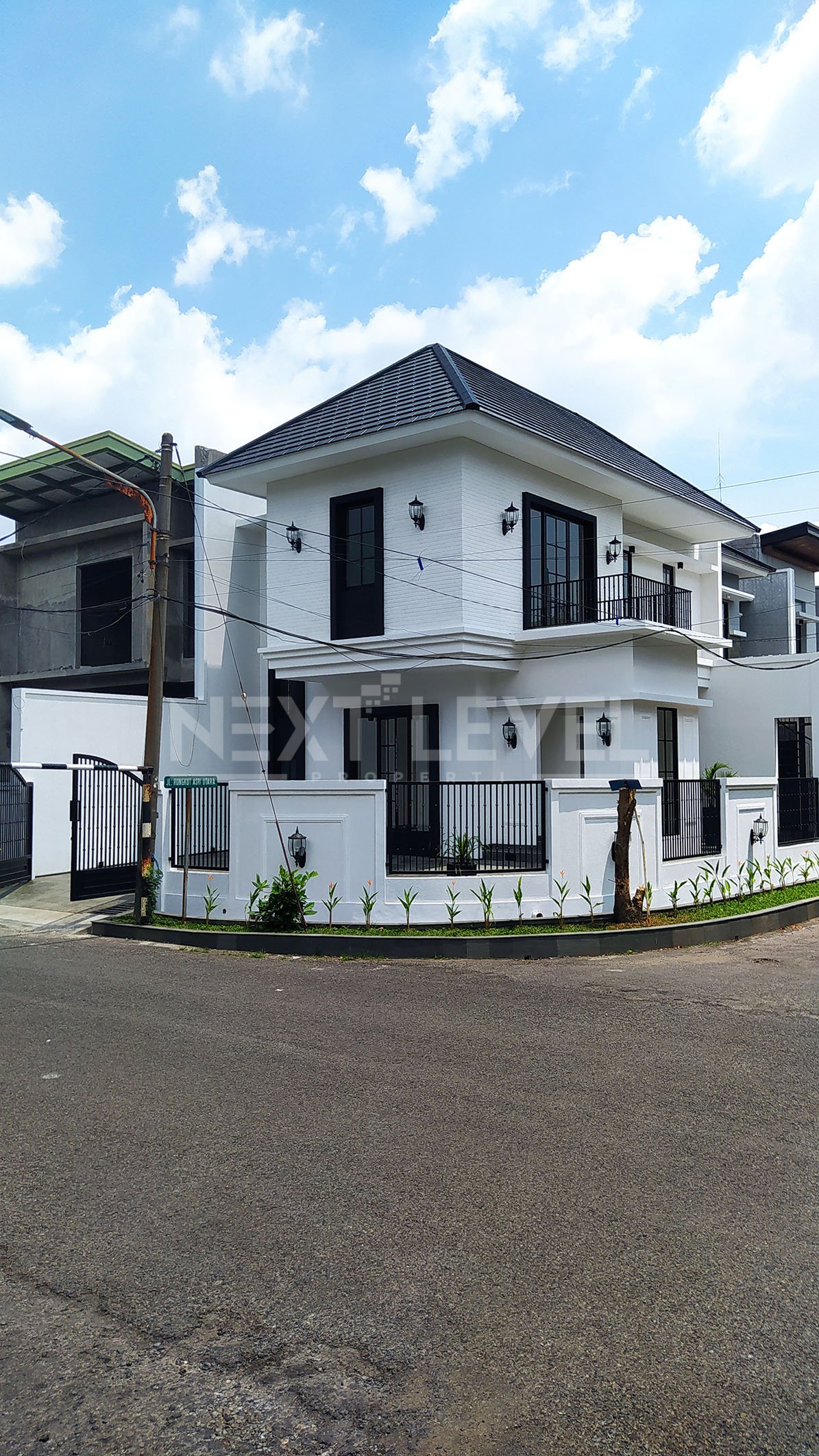  HOUSE FOR SALE MODERN STYLE (2 lantai) RUNGKUT