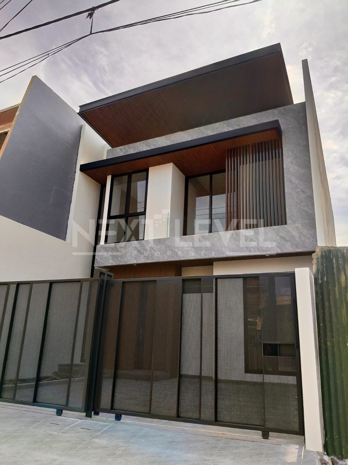 Rumah Baru Minimalis Modern Manyar Kertoarjo lokasi Strategis 