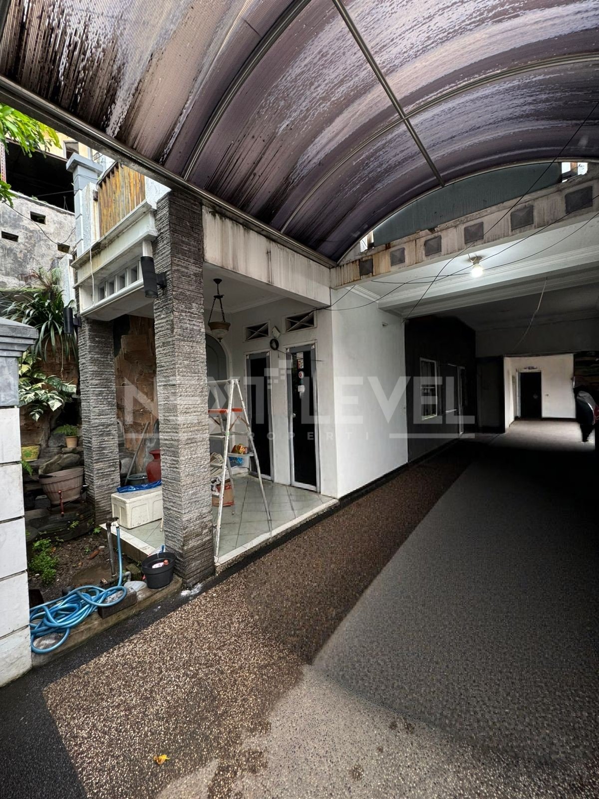 DIJUAL Rumah 2 Lt Barata Jaya. Daerah strategis & akses jalan besar.