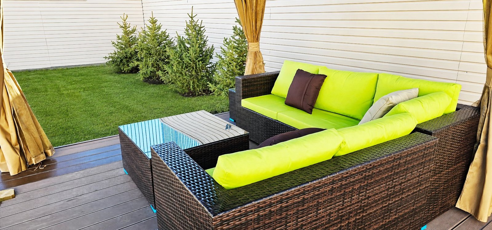 Outdoor lounge