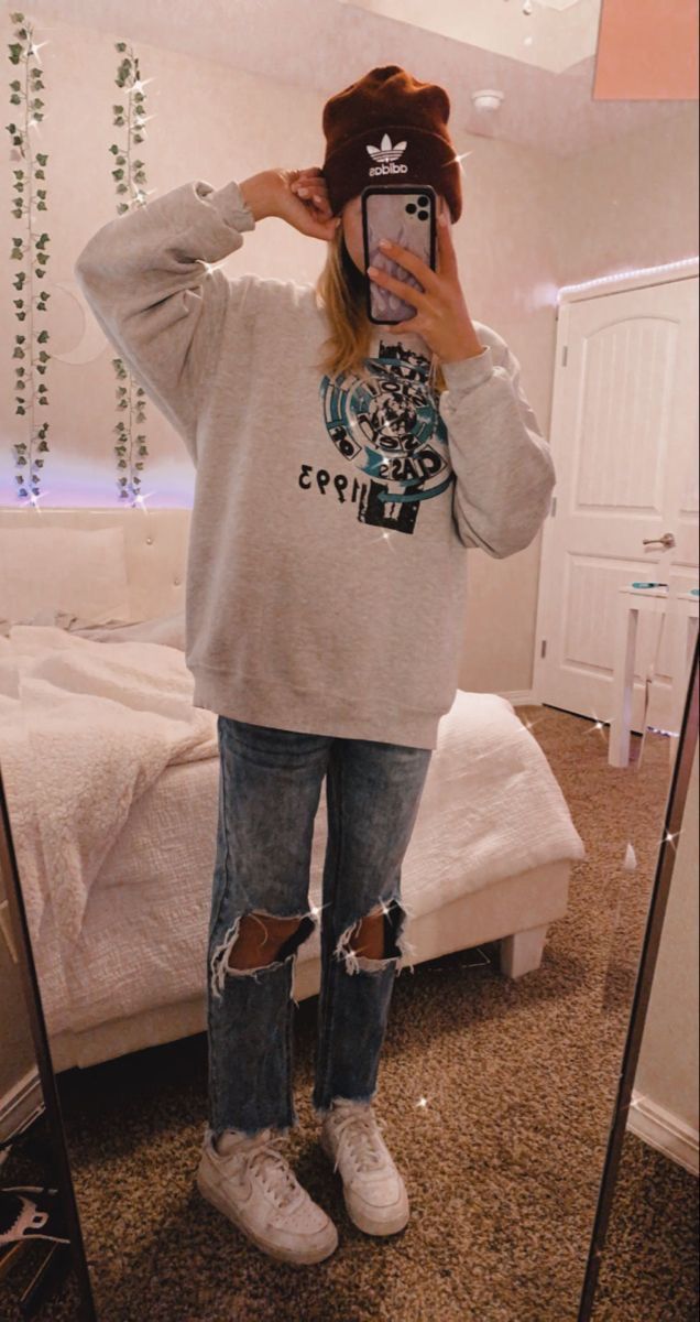 Sweatshirt And Mom Jeans Outfit, Mom …