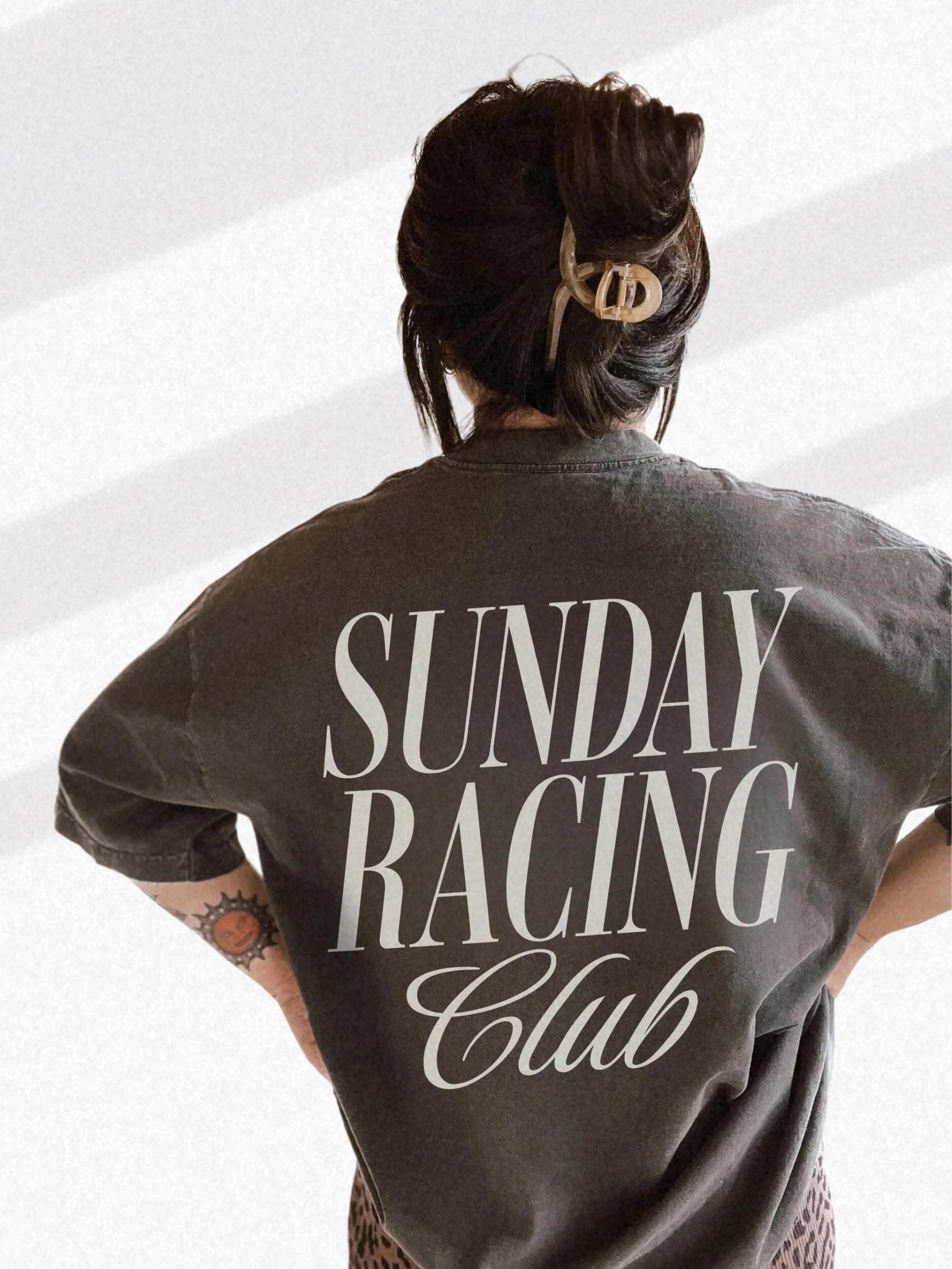 Sunday Racing Club Tee UNISEX Comfor …