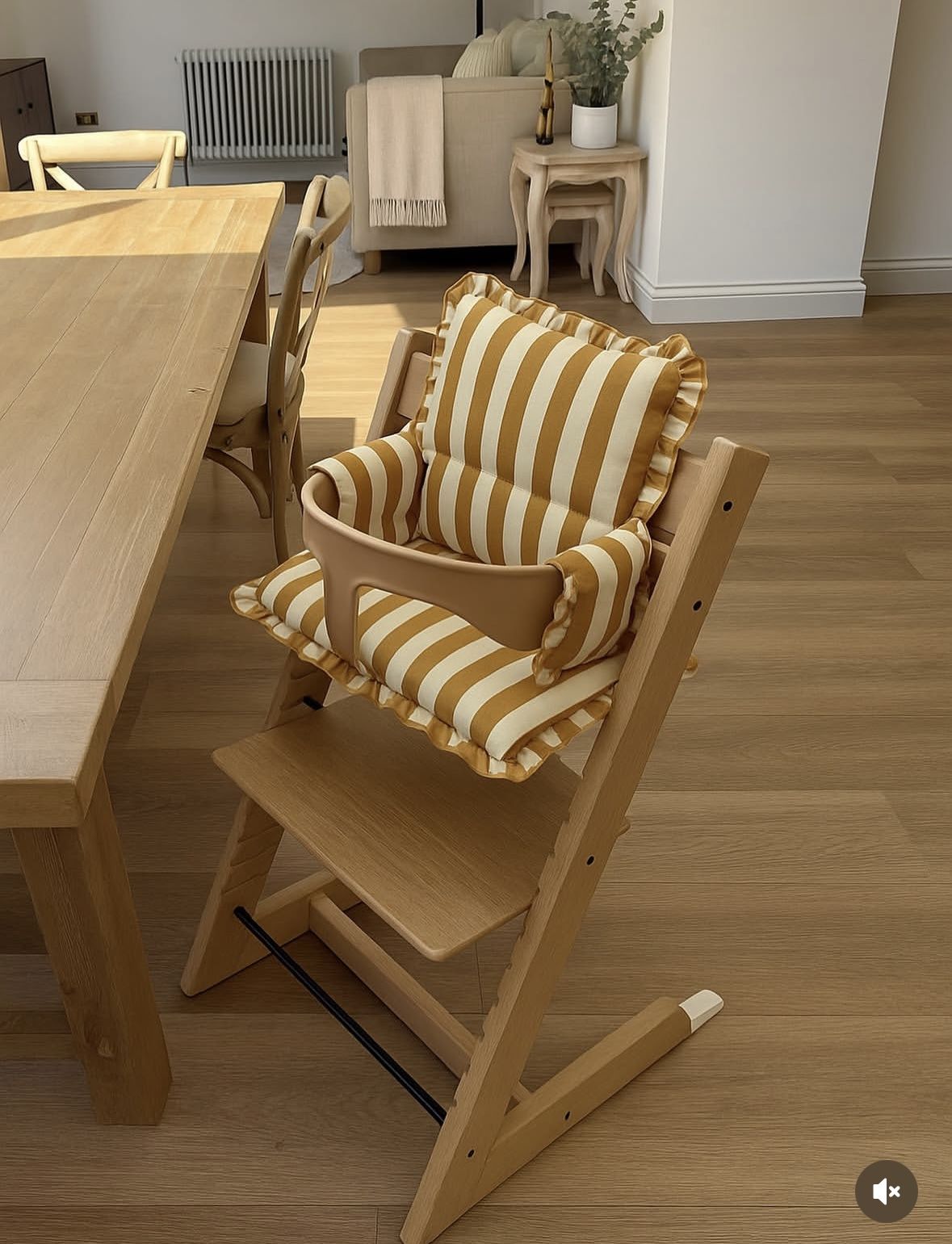 Feeding Chair, Baby Nursery Chair, Baby Furniture Ideas, Baby Accessories Must Have, Baby Things, Baby Stuff Aesthetic, Tripp Trapp Cushion