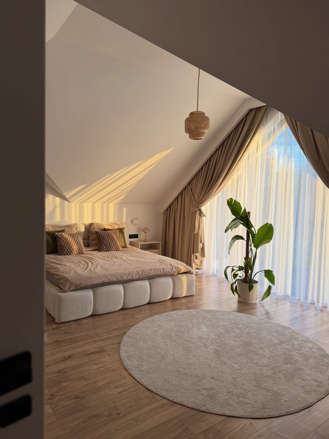 Low Loft Bedroom Ideas, House Room Design, اتاق خواب, Attic Room, Angled Ceiling Bedroom, Minimalistic Room, Conservatory Bedroom