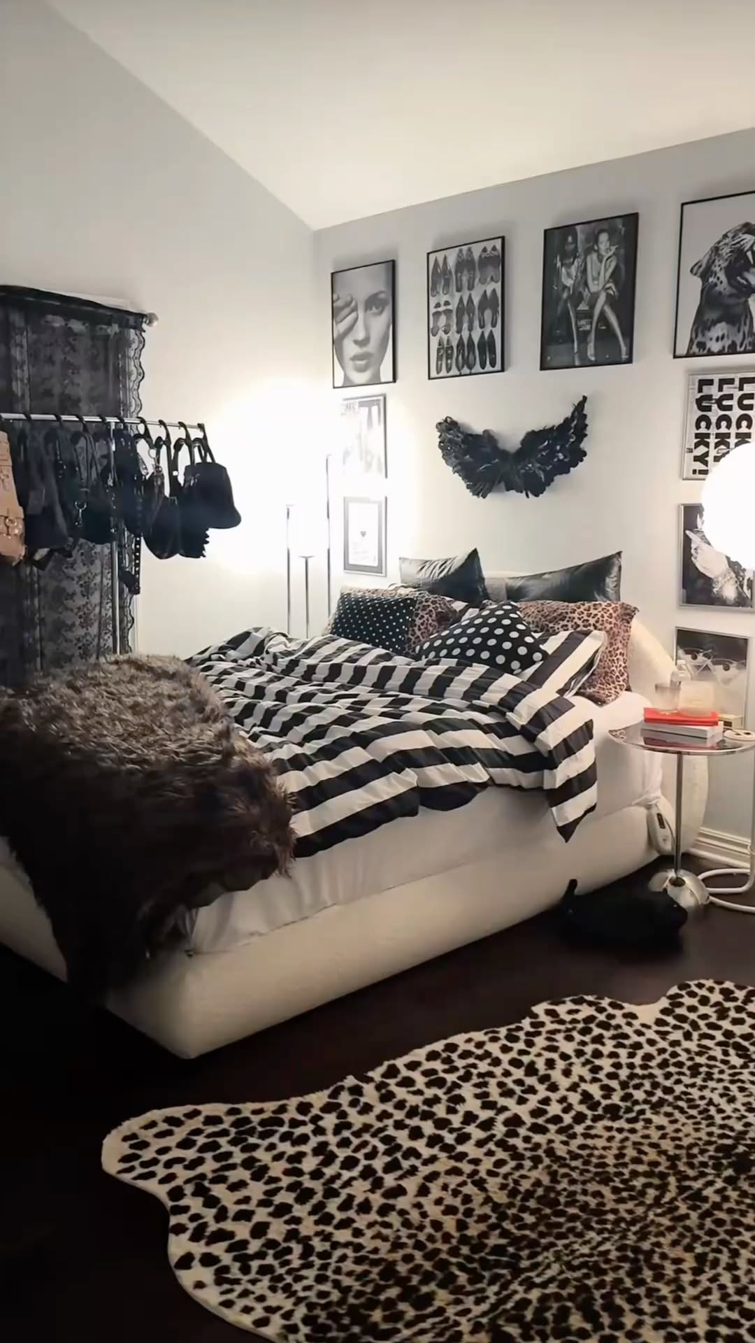 Goth Chic Bedroom, Black Canopy Bedroom, Pole Room Ideas Bedrooms, Room Ideas Aesthetic Black And White, Black Bedding Ideas