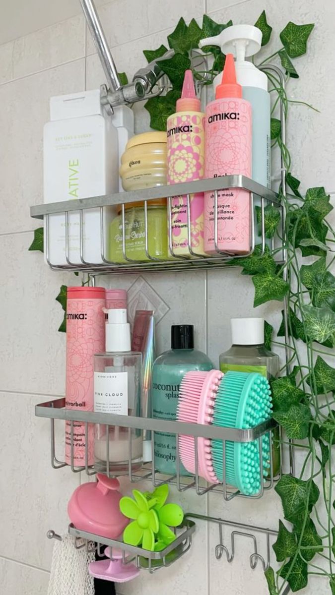 Bathroom Organization Inspo, Bathroom Wall Organization Ideas, Shower Setup, Summer Bathroom Decor Ideas, Organize Bathroom, Cute Small Bathroom Ideas