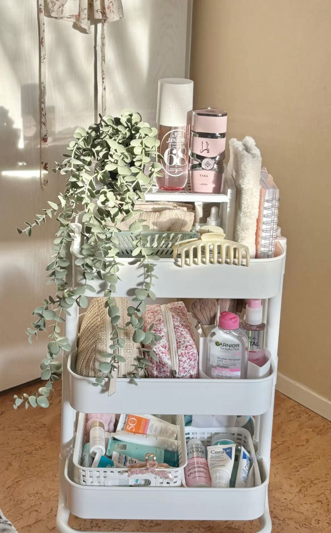 Make Up Rolling Cart, Beauty Carts, Beauty Storage Cart, Cute Things For Your Bedroom, Raskog Ideas, Accessories Room Decor, Pretty Room Decor Ideas