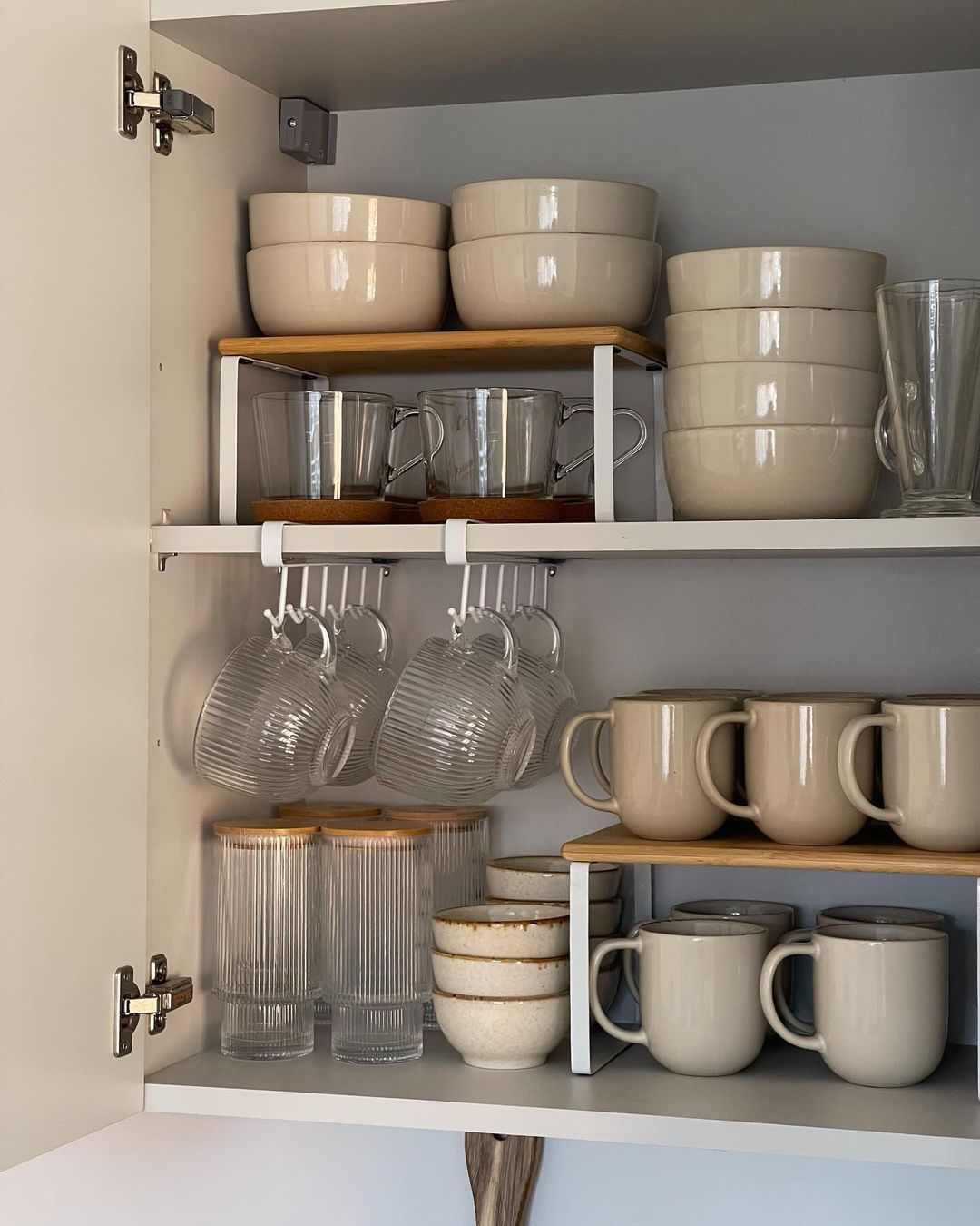 Kitchen Ideas Organizer, Aesthetic Organized Home, Organization Cabinets, Kitchen Cups Organization, Modern Kitchen Cup Storage, Home Organizer Ideas