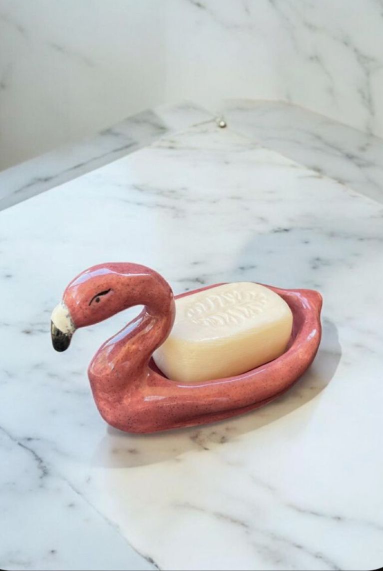 Clay Bathroom Ideas, Soap Dispenser Ceramic, Soap Holder Bathroom, Flamingo Craft Ideas, Clay Bathroom Decor, Flamingo Crafts
