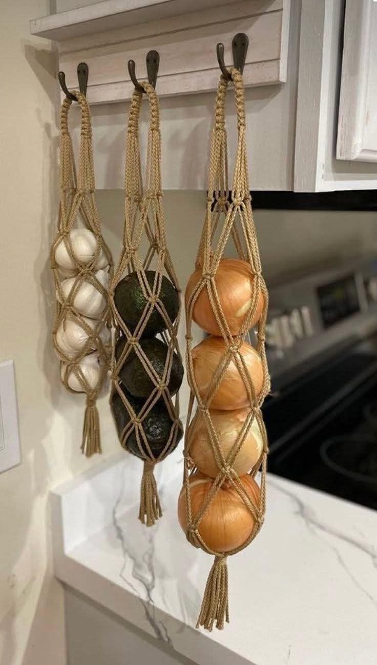 Macrame Garlic Holder Diy, How To Make A Macrame Garlic Holder, How To Make Macrame Onion Holder, Macrame Kitchen Decor, Diy Macrame Kitchen Décor