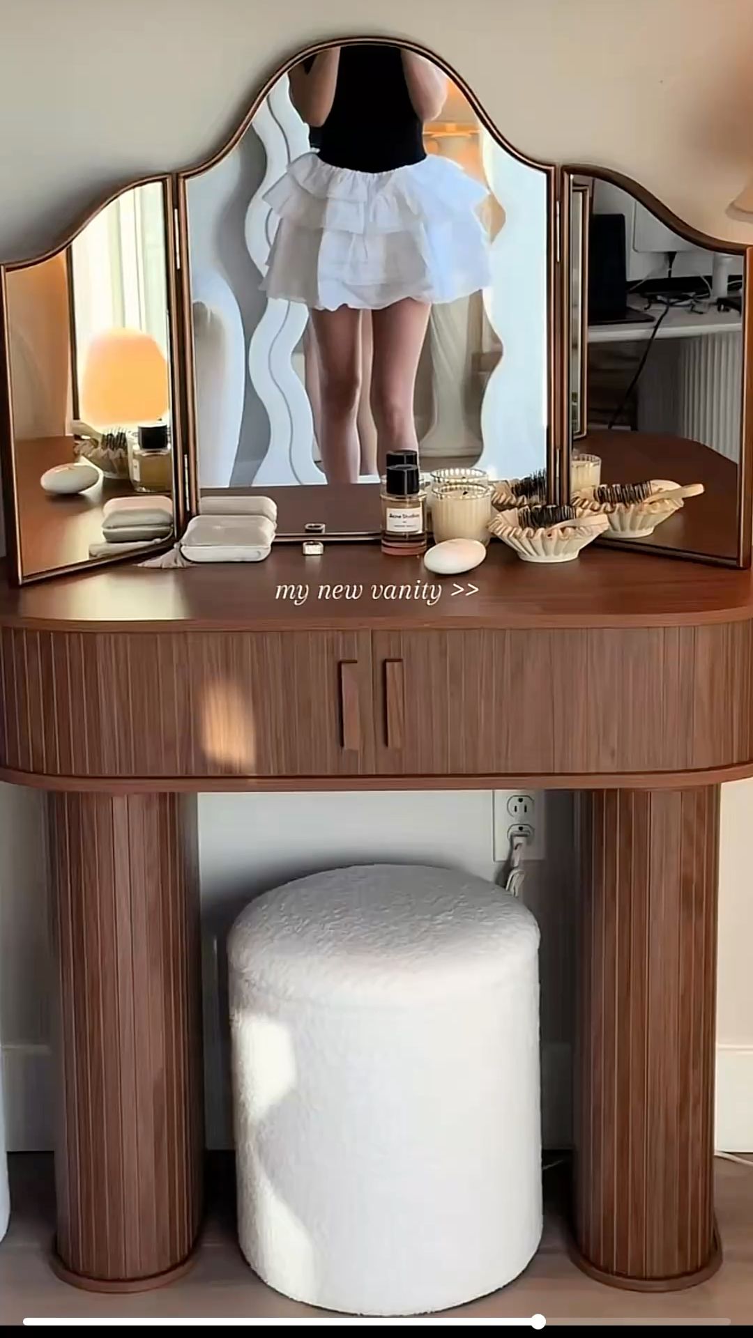 Entrance Vanity, Mirror Cabinet Storage, Makeup Vanity In Bedroom Ideas, Vanity Makeup Dresser, Getting Ready Area, Chic Vanity