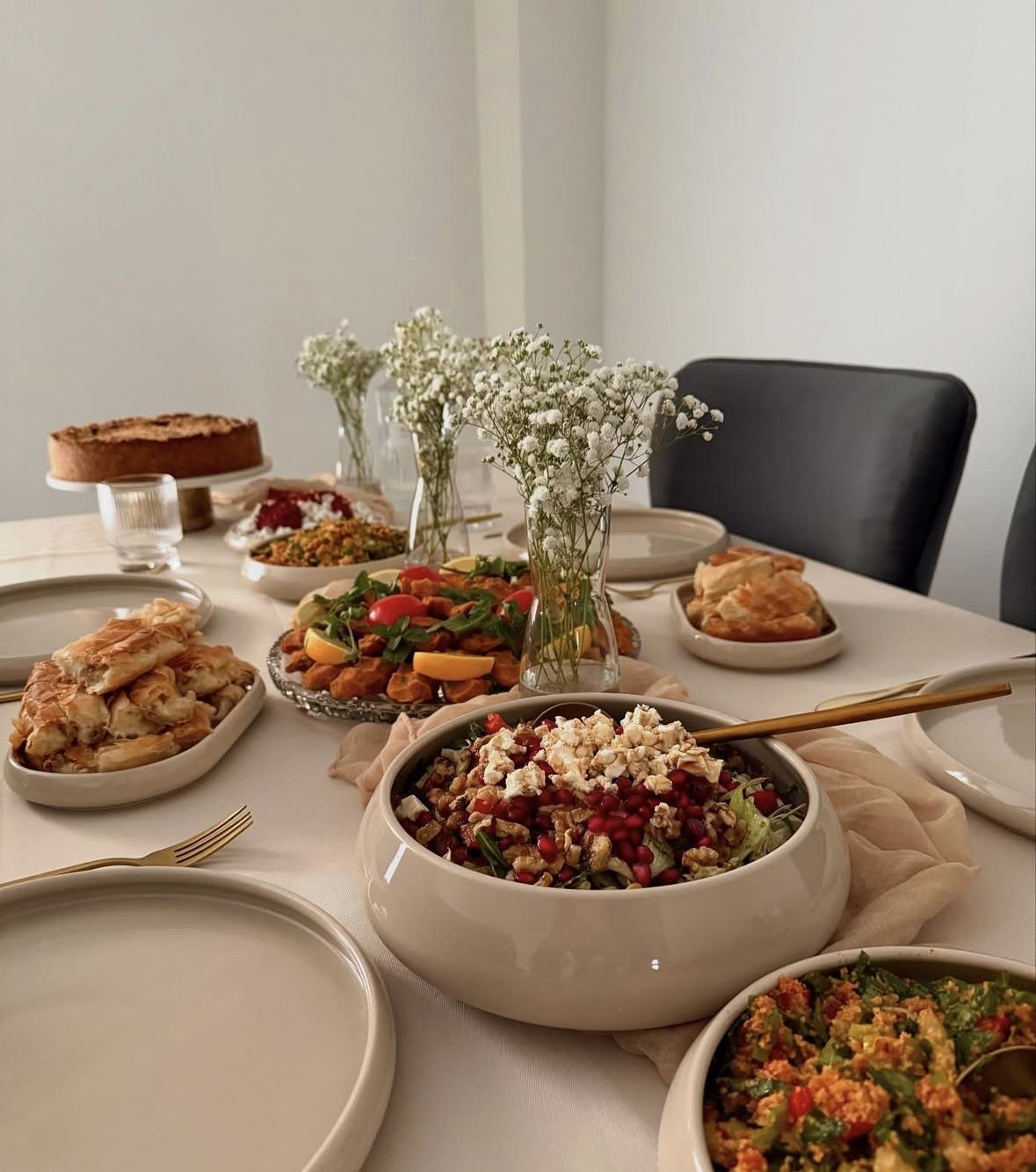 Turkish Cuisine Dinner Plate, Healthy Dinner Table Setup, Seafood Platter Aesthetic, Eco-friendly Sushi And Salad Platter, Sushi Platter Aesthetic, Buffet Table Aesthetic