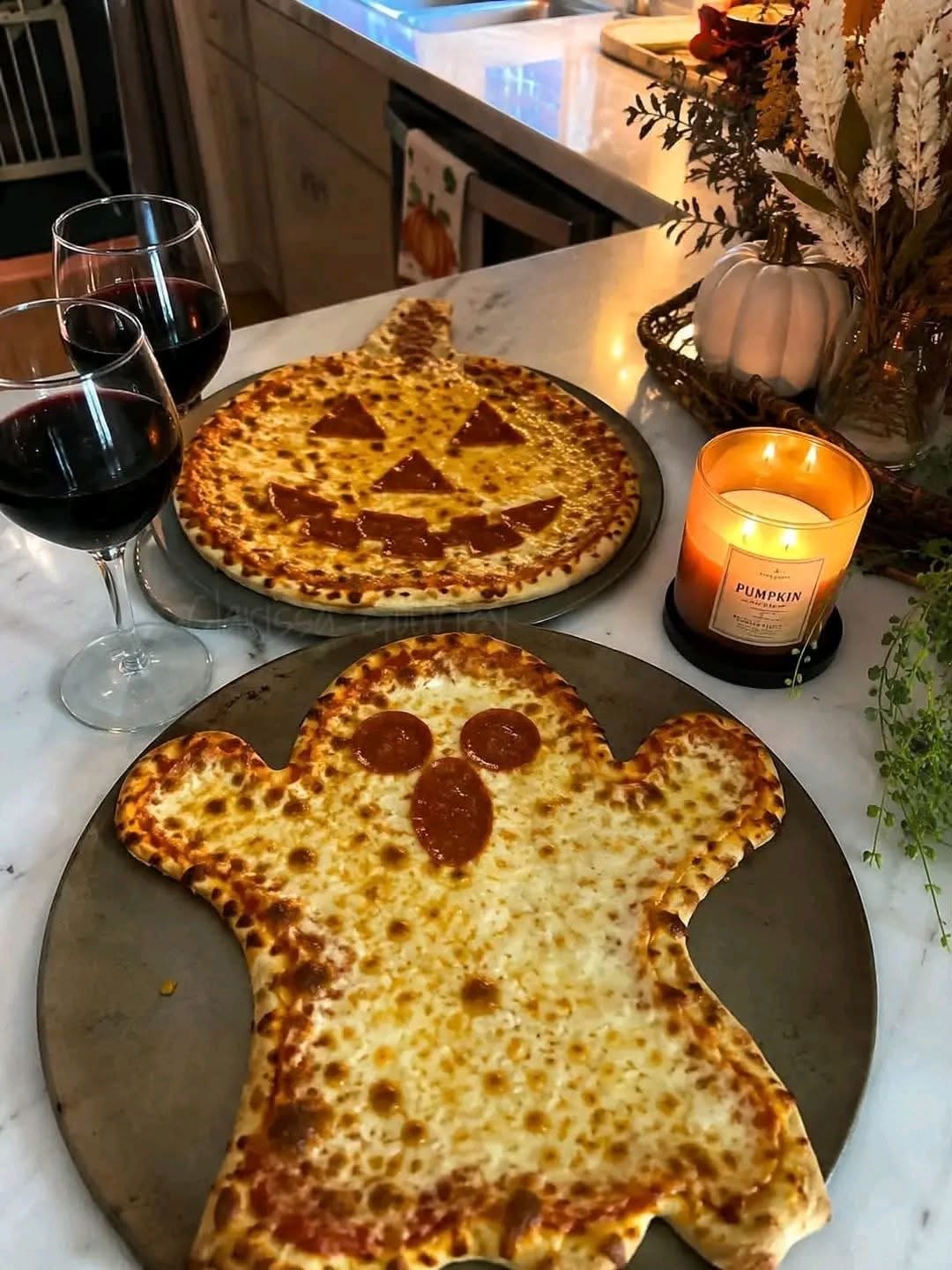 Spooky Pizzas, Halloween Activities For Couples, Halloween Day Ideas, Halloween Stuff To Do, Spooky Pizza Ideas, Halloween Activities Aesthetic
