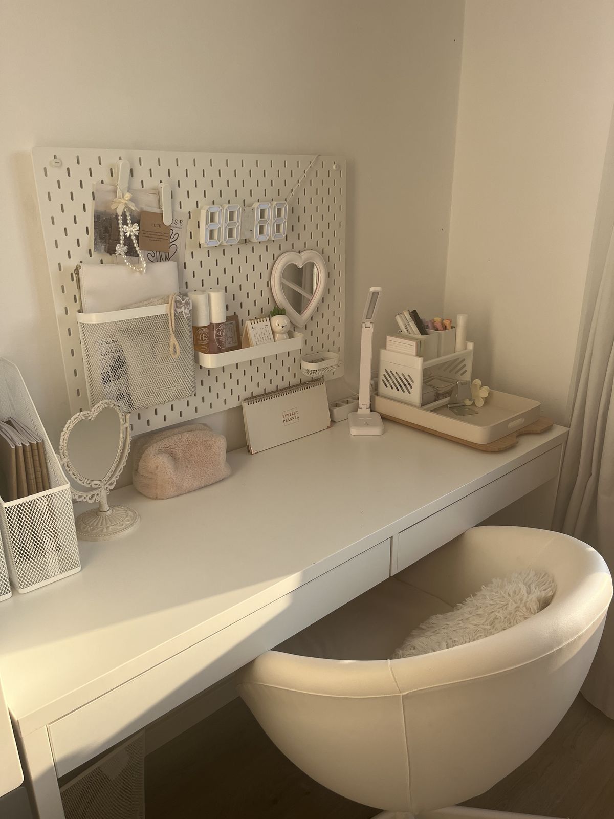 Desk Station, Nice Desk, Clean Girl Aesthetic Desk, Simple Desk Setup Aesthetic, Room Ideas Table, Table Room Ideas, Wood Desk Organization