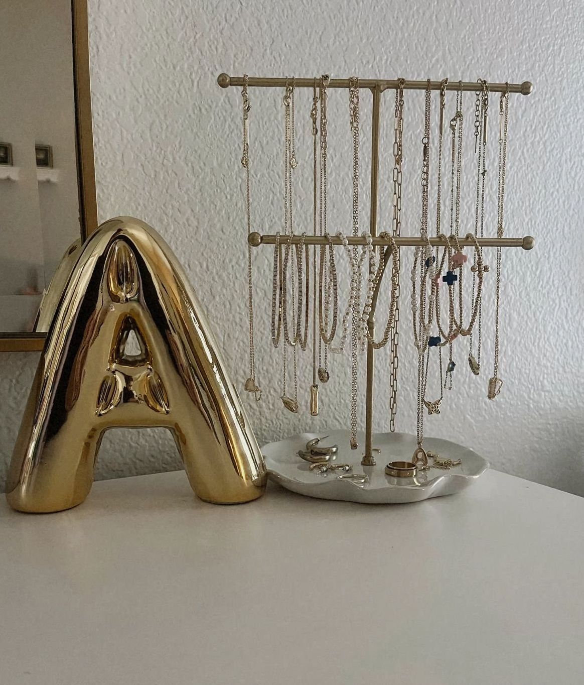 Jewellery Stand Gold, Jewelry Holder Gold, Aesthetic Jewelry Stand, Bedroom Inspirations Gold Accents, Dream Decorations, Gold Room Decorations