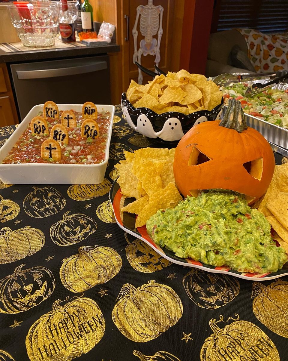 Diy Halloween Appetizers, Halloween Party Snack Ideas, Halloween Themed Snack Table, Pumpkin Carved Dip Bowl, Spooky Halloween Party Food