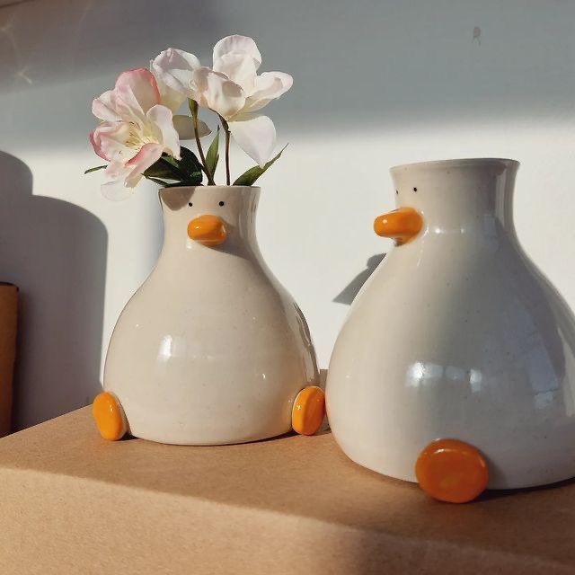 A Vase, Paint A Vase Ideas, Duck Decoration, Handmade Vase Ideas, Cute Vase Designs, Ceramic Vase Design Ideas