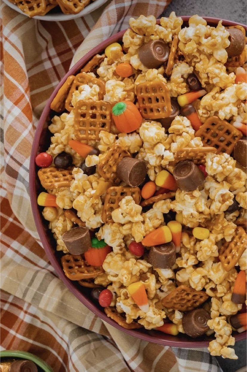 Fall Snack Basket, Fall Snack Mix Recipes With Popcorn, Fall Candy Mix, Fall Popcorn Mix, Fall Festival Snacks, Fall Mix Snack