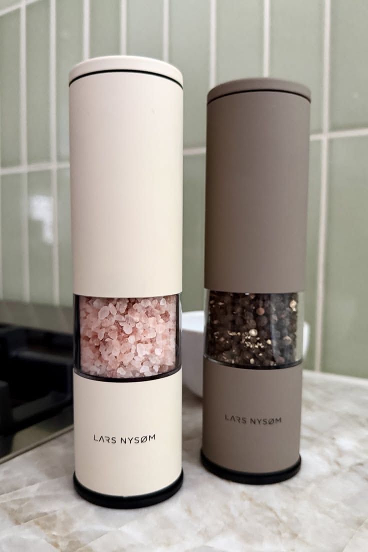 Salt and Pepper Grinder Set for Kitchen Table
