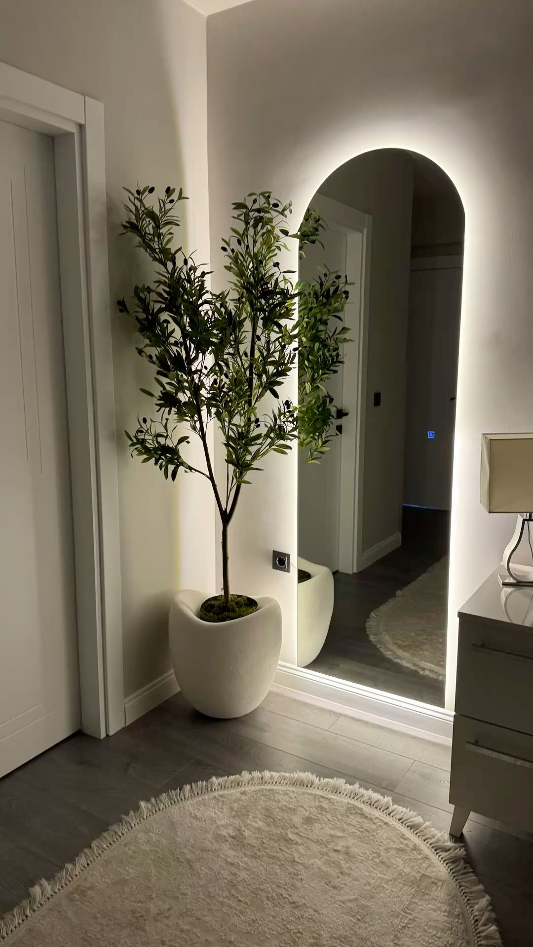 Room Decor Ideas Minimalist, Grey Apartment Decor, Mirror Ideas For Living Room, Room Picture Ideas, Small Room Interior Design