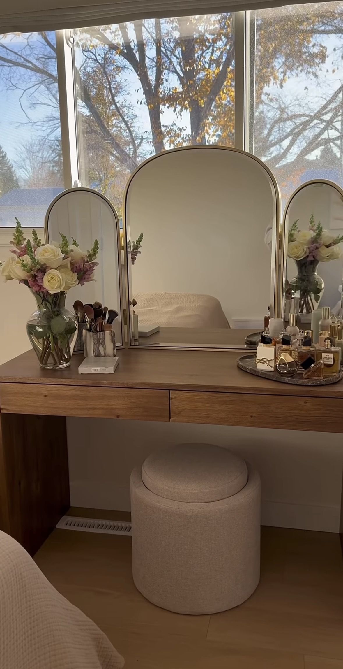 Rooms Inspo Aesthetic, Makeup Table Idea, Room With Makeup Vanity, Bedroom Get Ready Area, Make Vanity, Getting Ready Room Decor, Bedroom Vanity Chair