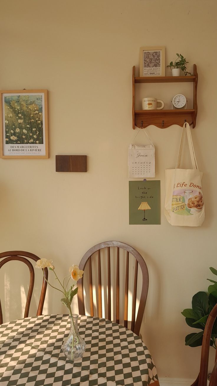 Cafe Themed Home Decor Ideas, Minimalist House Decor, Cafe Themed Home Decor, Renter Friendly Cottage Core, Cottage Core Small Apartment, Small Apartment Decorating Cottagecore, Ugly Apartment Decorating, Cottagecore Checkered Wallpaper, Renter Friendly Cottagecore