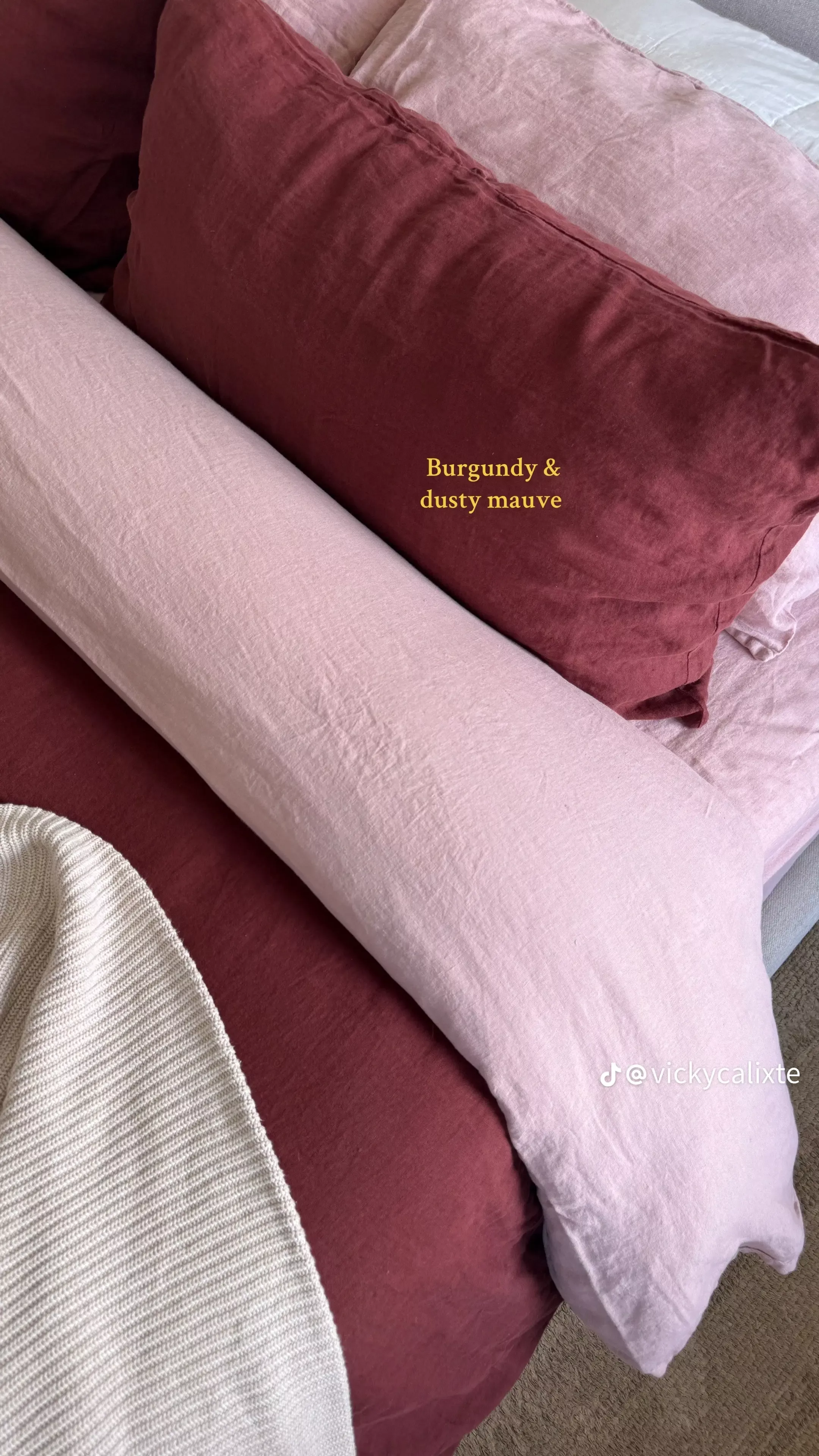 Bed Sheet Color Combinations, Cute Dorm Set Up, Burgundy Bedspread, Mixed Bedding Ideas, Bedroom Sheets Aesthetic, Dorm Color Ideas, Red And Beige Room