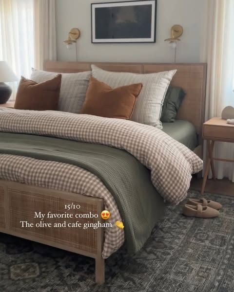 Dark Sheets With Light Comforter, Bed Under Window Layout, Winter Bedding Inspo, Bedroom Oak Bed, Bedroom Ideas Not White Bedding, Coloured Bed Sheets, Bedroom Decor Boho Farmhouse, Clean Guest Bedroom Ideas, Bed Spreads Ideas