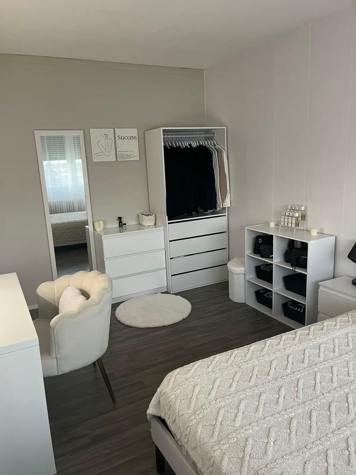 Minimal bedroom organisation