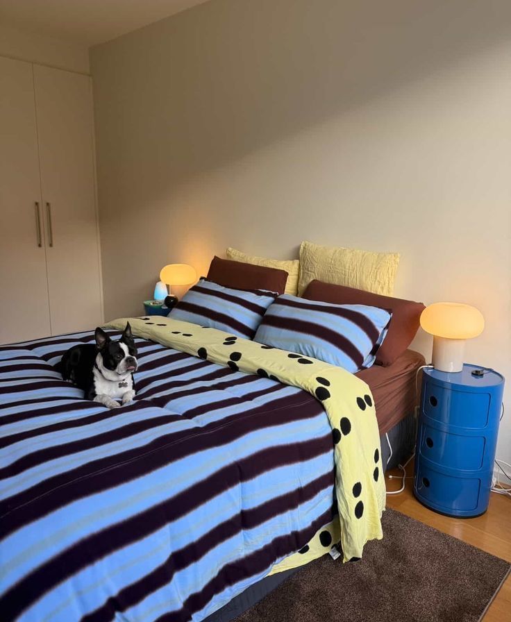 Unisex Bedding, Bed Sheet Colors, Bedroom Couch Ideas, Dorm Bedroom Ideas, Bed Sheets Aesthetic, Colourful Bedding, Future Apartment Décor