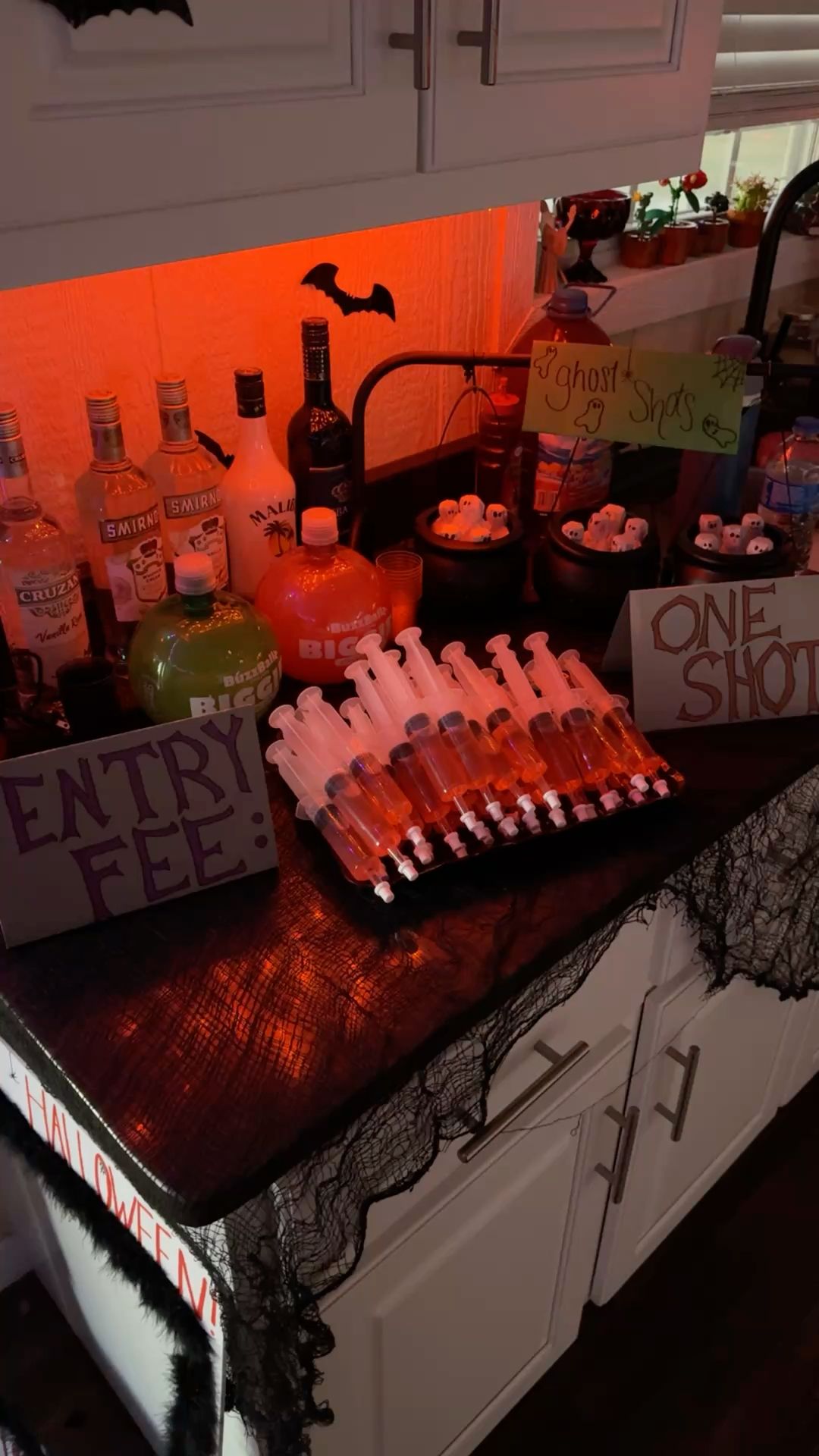 Halloween Sleepover Party Ideas, Halloween Class Party Ideas, Party Ideas Halloween, Halloween Party Ideas College, Ultimate Halloween Party