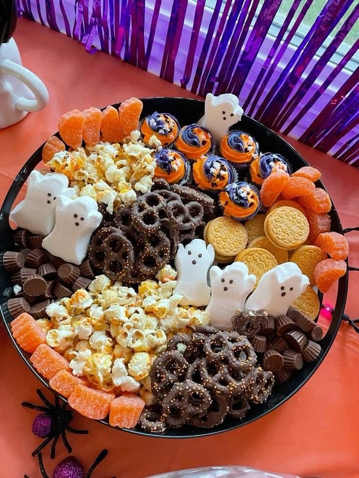 Halloween Party Snacks, Halloween Sleepover, Table Halloween, Halloween Food For Party, Easy Halloween Party, Halloween Food Snacks