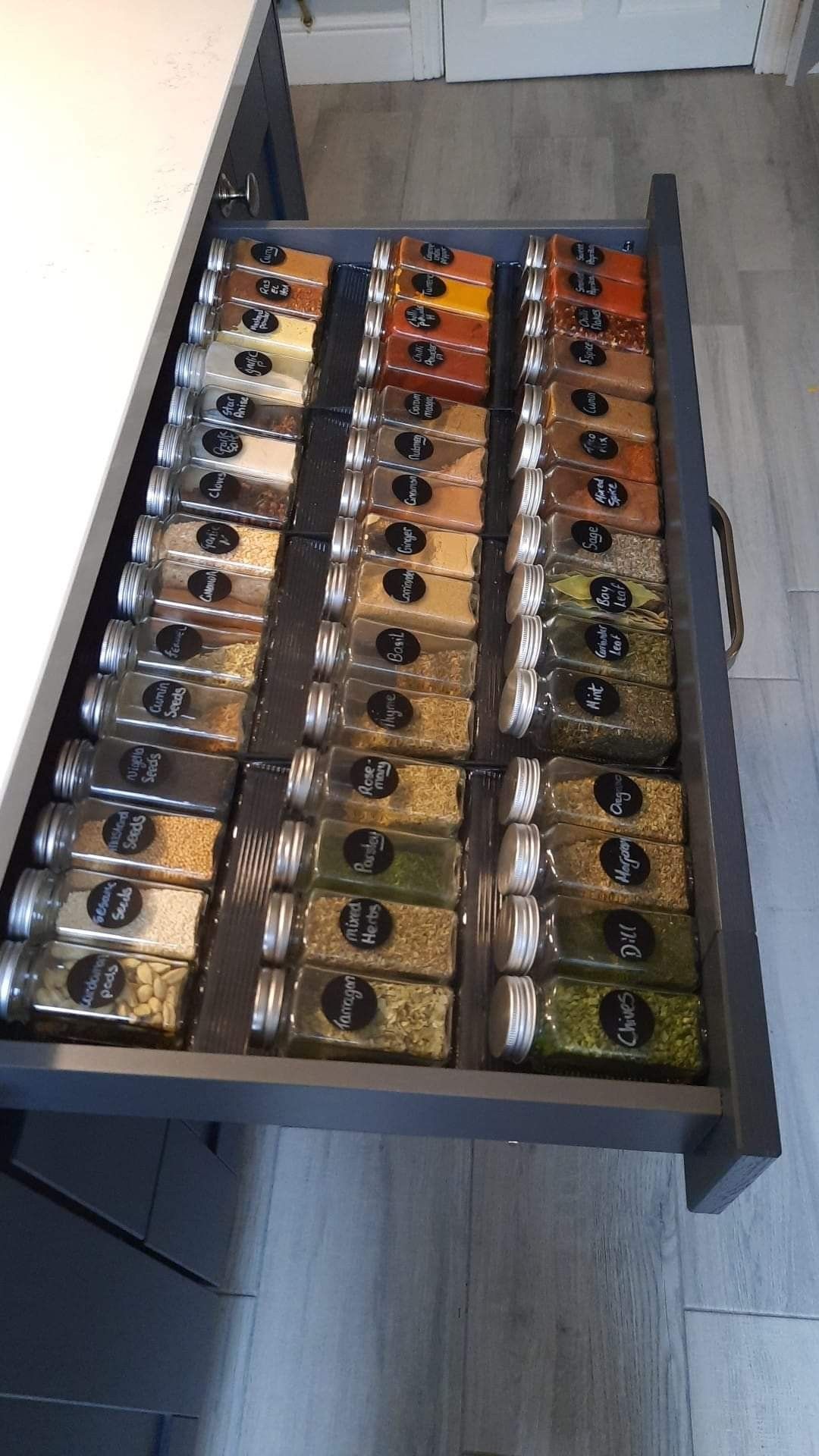 Space Organizations, Cool Kitchen Ideas Modern, Spice Drawer Kitchen, Pots Storage Ideas, Home Organization Ideas Kitchen, Kitchen Features Ideas