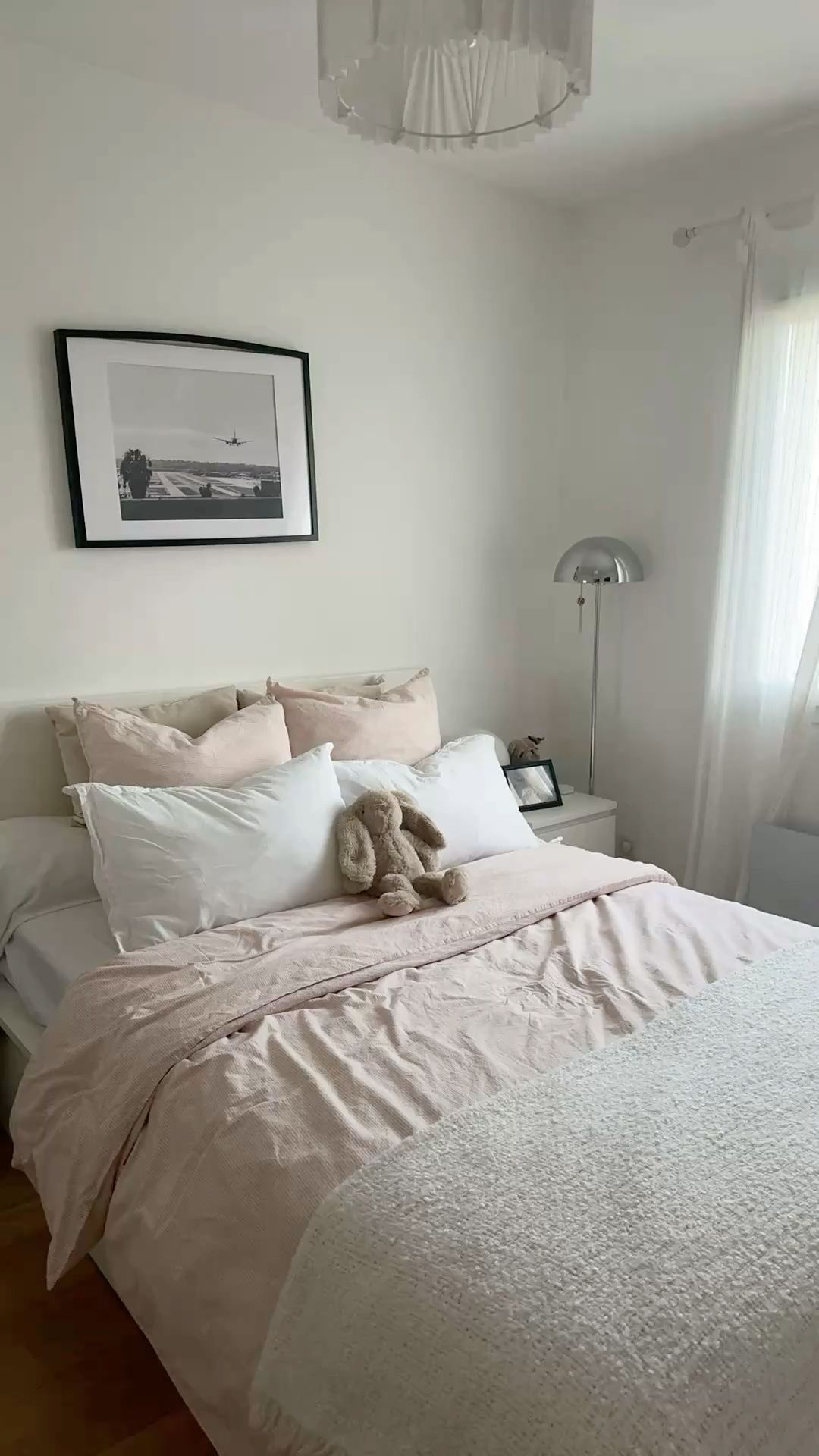 Beige Room Aesthetic Bedroom, Bedroom Inspo Clean, Cozy Apartment Bedroom Ideas, Bedroom Inspo Clean Girl, Bedroom Inspo Minimalist