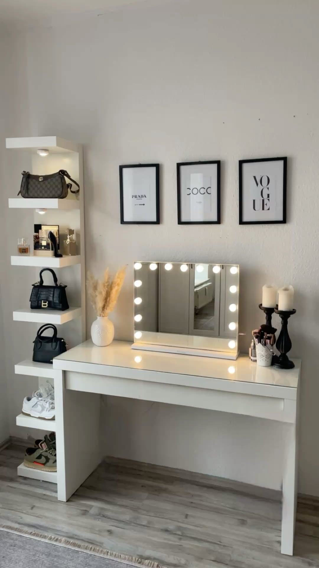 Vanity Idea, Flat Decorating Ideas, Dressing Tables, Makeup Table Ideas, Make Up Tables Ideas, Makeup Room Ideas, White Room Ideas, Vanity Inspo