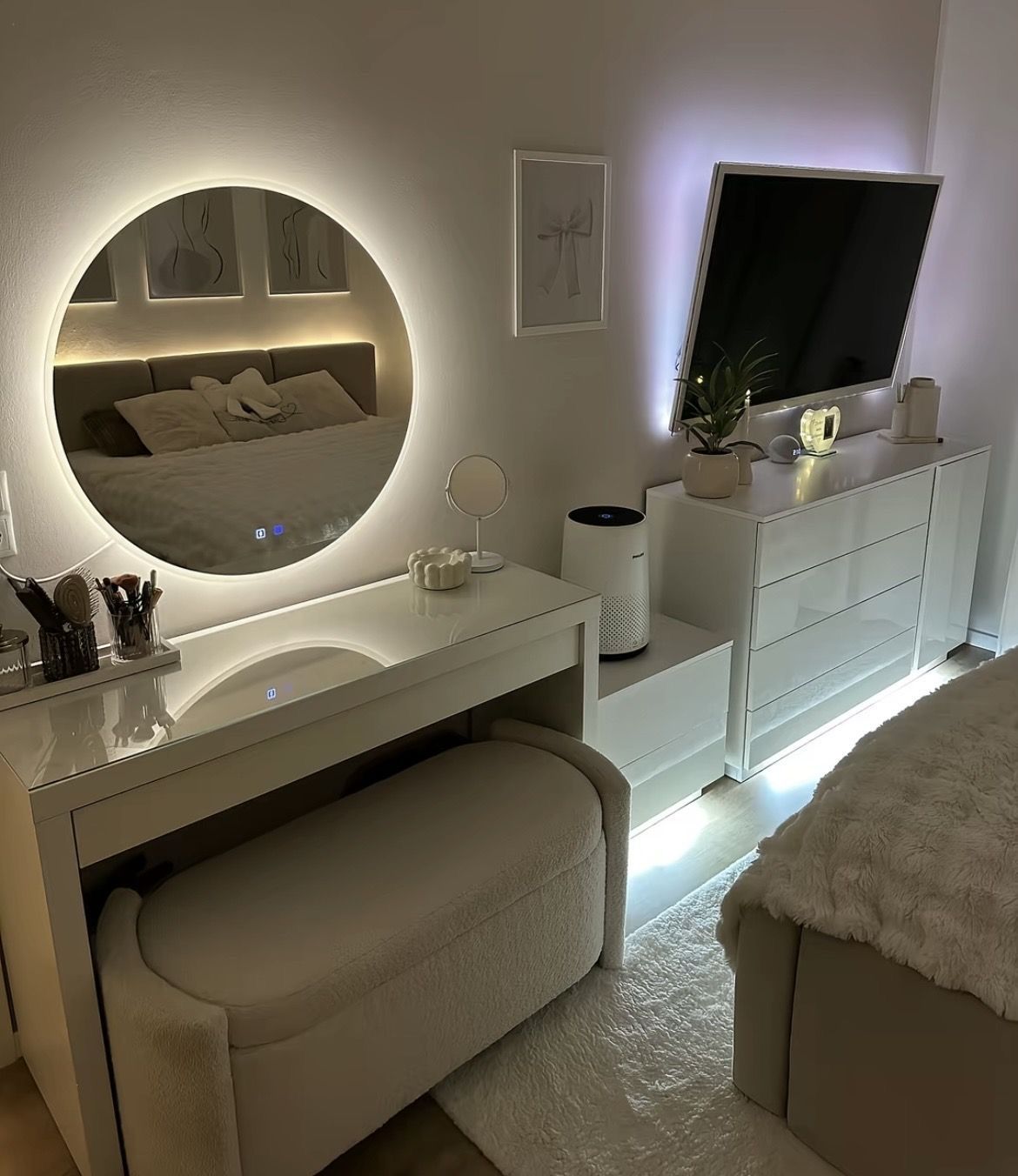 White Room Decor, Bedroom Ideas For Small Rooms Cozy, Small Room Makeover, Classy Bedroom, Apartment Bedroom Decor, Dream Apartment Décor