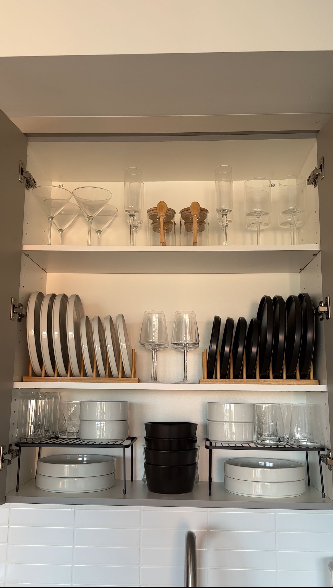 Home Decor Amazon Finds, Aesthetic Apartment Organization, Kitchen Ideas Apartment Decor, Cabinets Kitchen Organization, Apt Organization, Organized Apartment Aesthetic