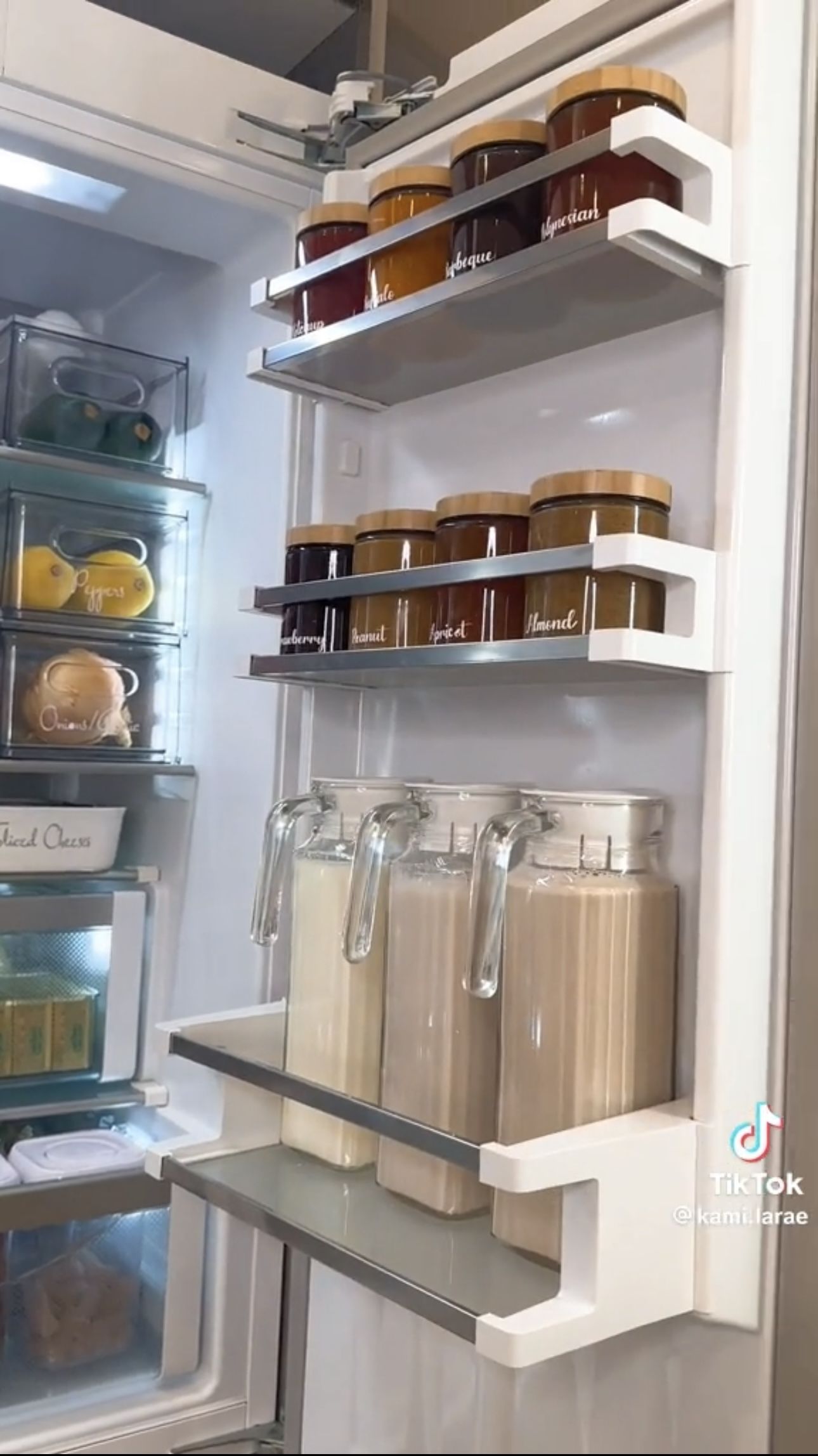 Aesthetic Fridge Organization Kitchen, Modern Fridge Organization, Modern Kitchen Fridge Organization, Glass Fridge Organization, Organizing A Modern Fridge