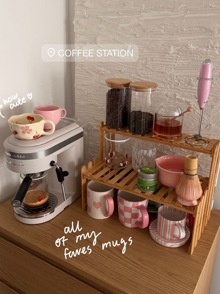 Home Cafe Inspo, Mini Coffe Bar, Home Setup Ideas, Studio Small Apartment Ideas, Coffee Set Up Ideas, House Coffee Station, Home Decor Ideas Girly